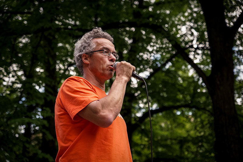Rasmus Hansson, her i en appell om forbruksvekst og unødvendig matkasting på Matgilde mot hungersnød på Sagene i juni. Rasmus_matgilde